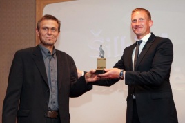 Petro Abukevičiaus premiją Valdui Mikolaičiui (kairėje) įteikė aplinkos viceministras Linas Jonauskas. AM nuotrauka